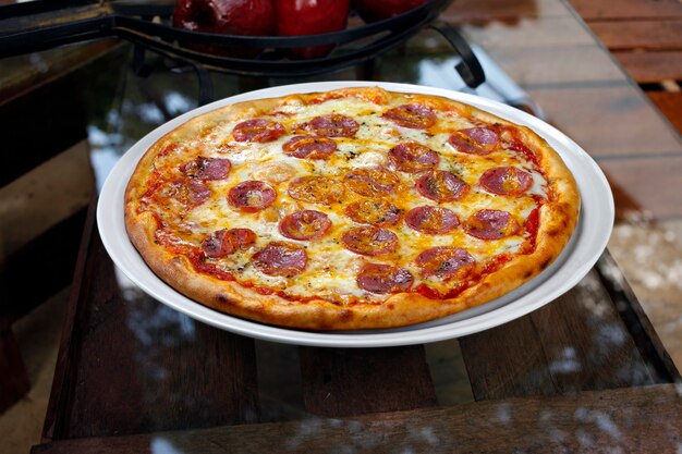 Pizza pepperoni en mozzarella eten