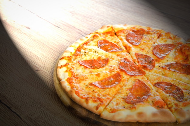 Pizza pepperoni met mozzarella kaas, tomaten, kruiden en verse basilicum. Italiaanse pizza op hout