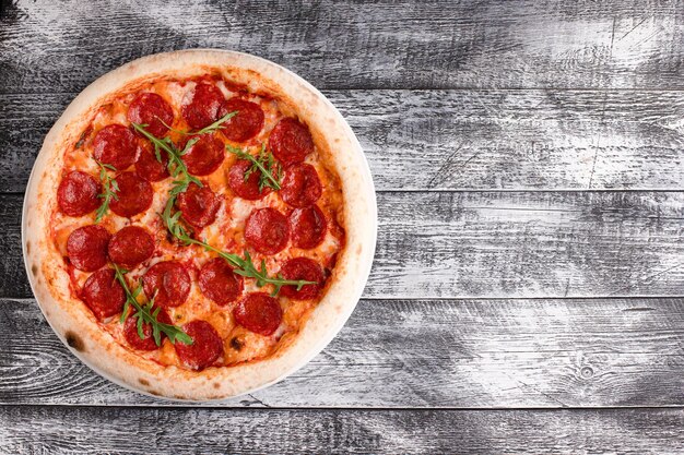 Pizza pizza op een houten witte achtergrond bovenaanzicht