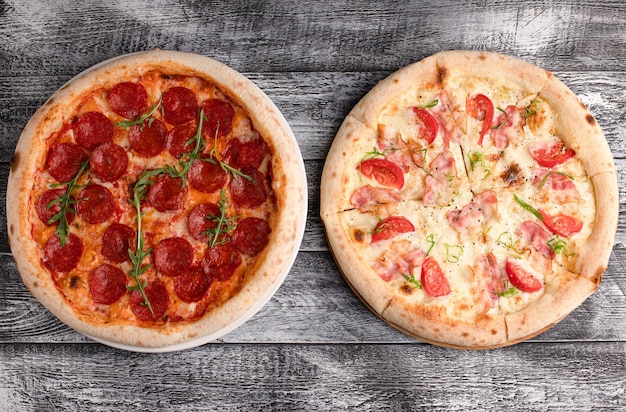木製の白い背景の上面図のピザピザ