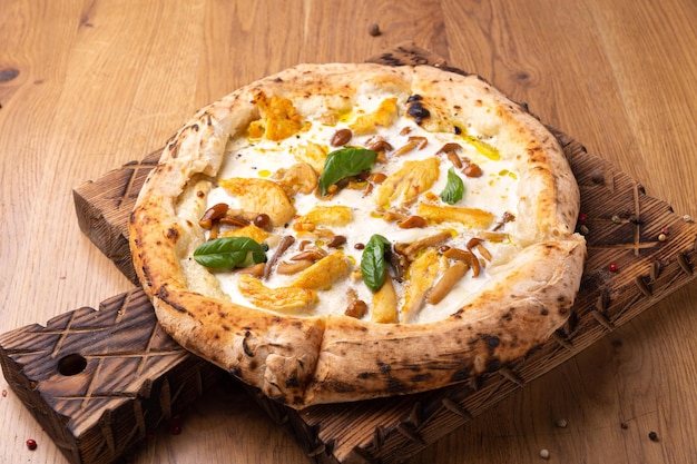 Pizza polo met mozzarella kaas kipfilet ingelegde honingdauw basilicum en olijfolie