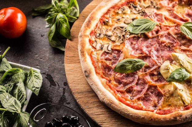 Pizza quatro stagioni quattro stagioni tradizionale italiano con carciofi e funghi