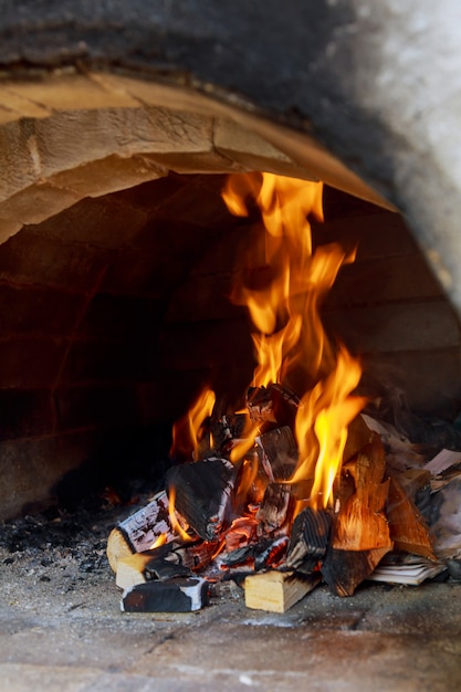 Pizza's bakken in een open houtoven