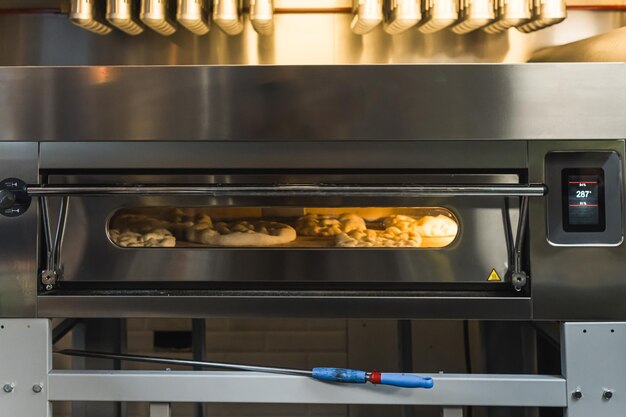 Pizza's bakken in een oven bakkerij keuken Italiaanse smaken