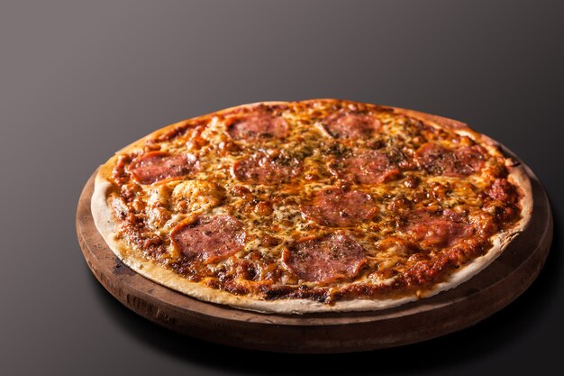 Pizza Salami geïsoleerd op zwart