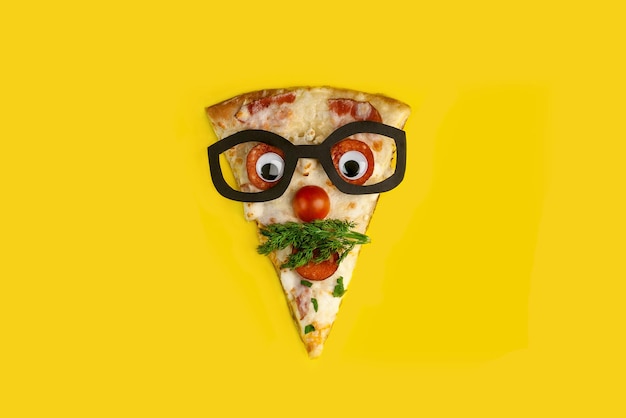 Pizza slice als een grappige man in glazen op gele achtergrond geïsoleerd