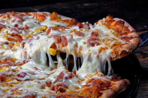 피자 슬라이스 녹은 치즈