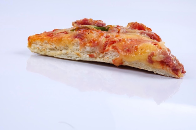 Foto fetta di pizza su sfondo bianco