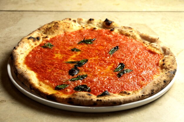 Foto pizza gustosa pepperoni caldo coperto fette ingredienti di cottura pomodori con prosciutto e pomodoro rosso spezie su tavola