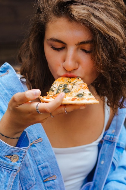 ピザの時間レストランでピザを食べるかなり笑顔の女性