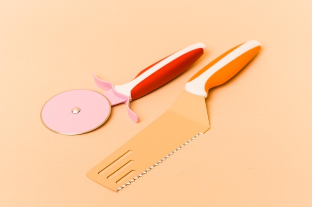 Pizza tools geïsoleerd op beige background