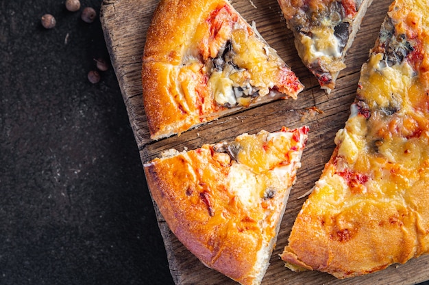 Pizza verse zelfgemaakte bakken tomatensaus en veel kaas fast food maaltijd snack