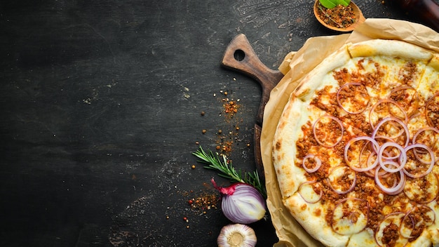 Pizza con ragù alla bolognese vista dall'alto spazio libero per il testo