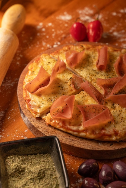 Foto pizza con formaggio e prosciutto