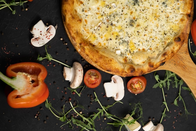 Фото Пицца с сыром на черном фоне хачапури