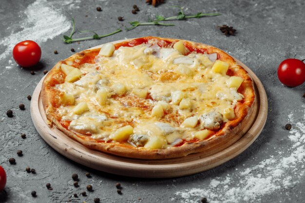 Pizza con petto di pollo, ananas e mozzarella