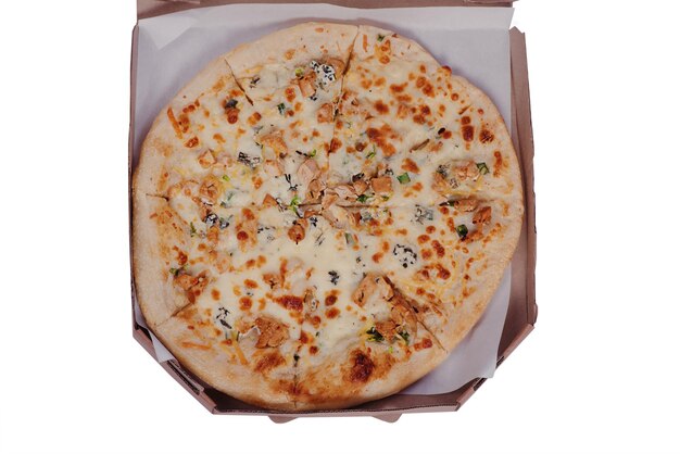 Photo pizza with chicken and cheese in a paper box food delivery pizza isolate