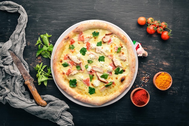 치킨 필레 페타 치즈와 모짜렐라 이탈리아 전통 요리가 있는 피자 오래된 배경 상단 보기 텍스트를 위한 여유 공간