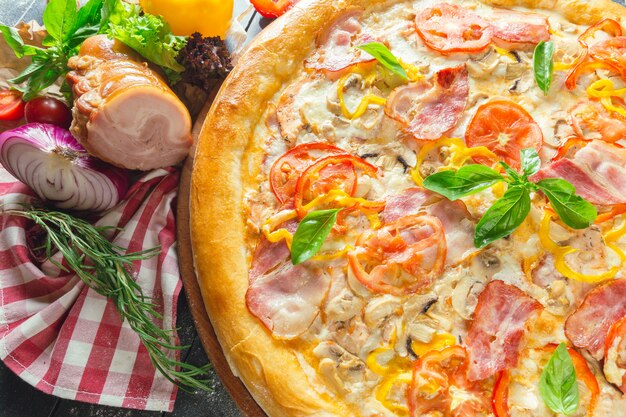 Pizza con prosciutto crudo e basilico