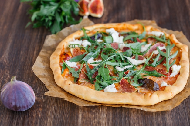 Pizza with figs, prosciutto