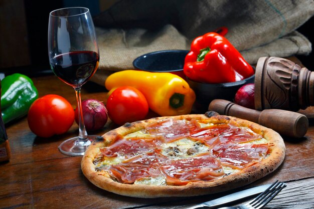 Pizza with ham and red wine