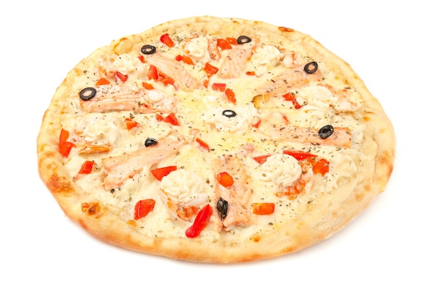 ピザ。モッツァレラチーズ、サーモンフィレ、タイガーシュリンプ、トマトスライス、オリーブ、クリームチーズ添え。白色の背景。孤立。閉じる。