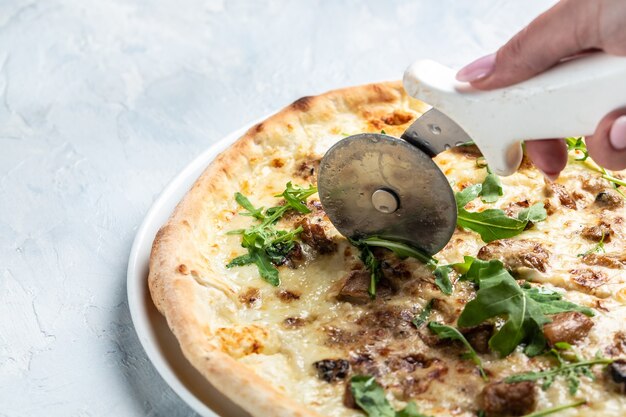 きのこ、ルッコラ、チーズのピザ。前菜ディナーまたは食前酒パーティーのコンセプト