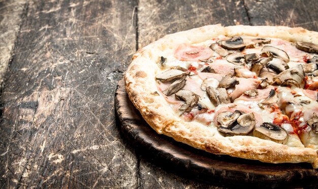 Foto pizza con funghi e prosciutto.