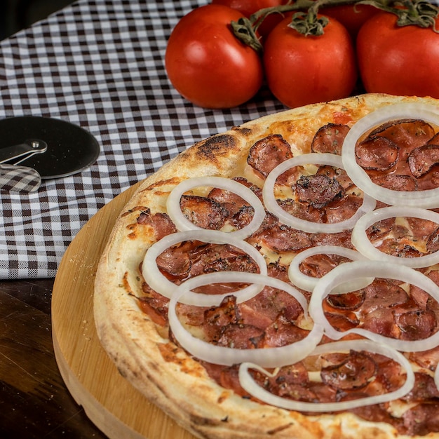 Foto una pizza con cipolle e peperoni sopra