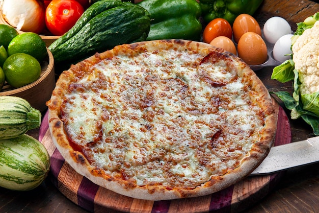 Пицца с моцареллой пепперони и помидорами