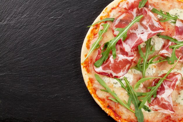 Pizza with prosciutto and mozzarella