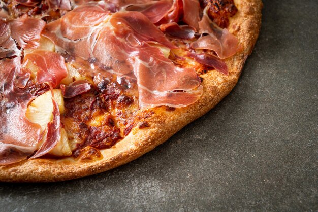 Foto pizza al prosciutto o pizza al prosciutto di parma