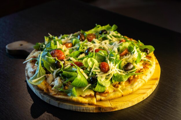 Photo pizza with rucola tomato and olives