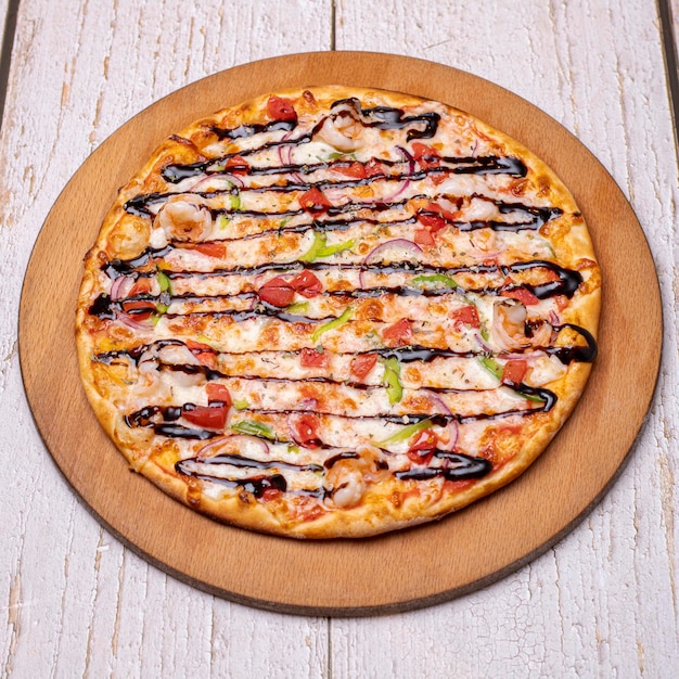 Foto pizza con salame e formaggio