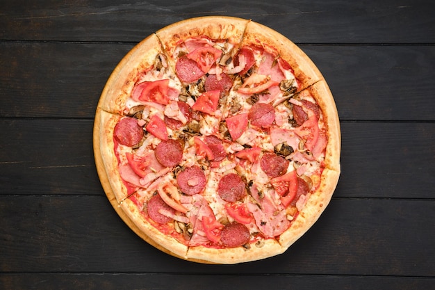 Pizza con salame funghi e pomodoro