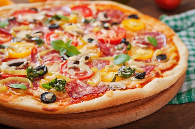 Pizza con salame, pomodoro, formaggio e olive