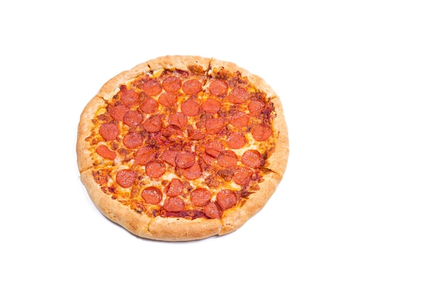 Пицца с колбасой крупным планом на белом фоне