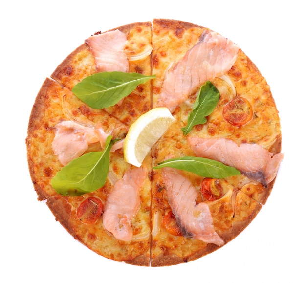 Pizza con salmone affumicato isolato su bianco.