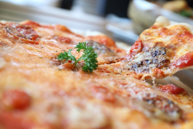 Pizza con pomodoro e melanzane, cibo italiano