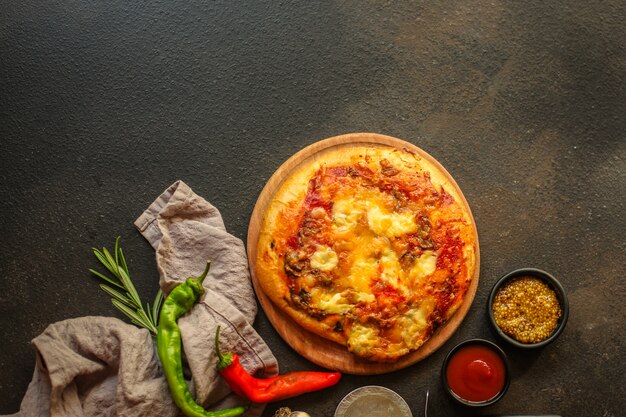 Pizza con salsa di pomodoro e formaggio