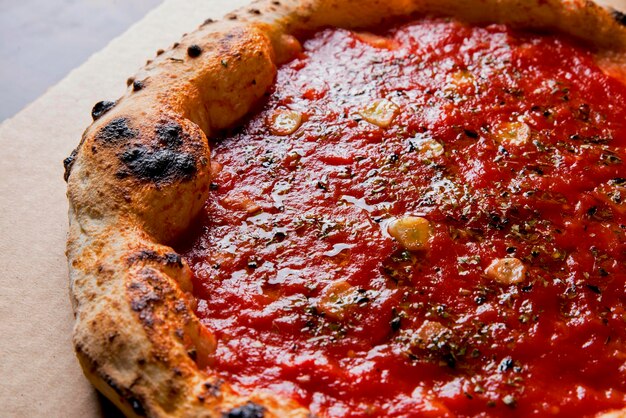 Foto pizza con salsa di pomodoro