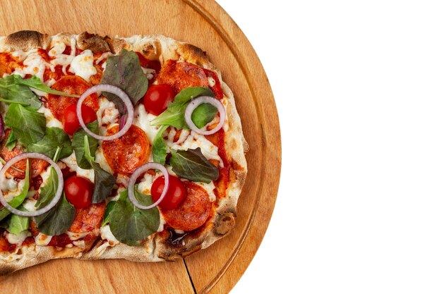 木の板にトマトとバジルのピザ。食欲をそそる伝統的なイタリア料理。閉じる。白い背景で隔離。テキスト用のスペース。