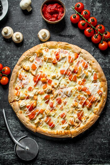 Фото Пицца с помидорами, курицей и сыром