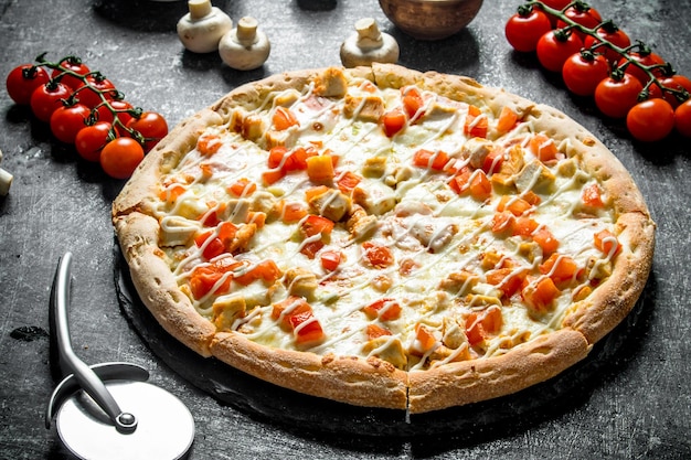 Pizza with tomatoes chicken and cheese