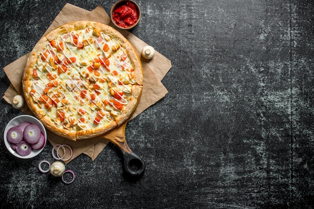 Pizza with tomatoes chicken and onion slices