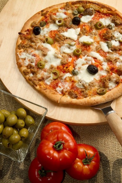 пицца с тунцом и оливками