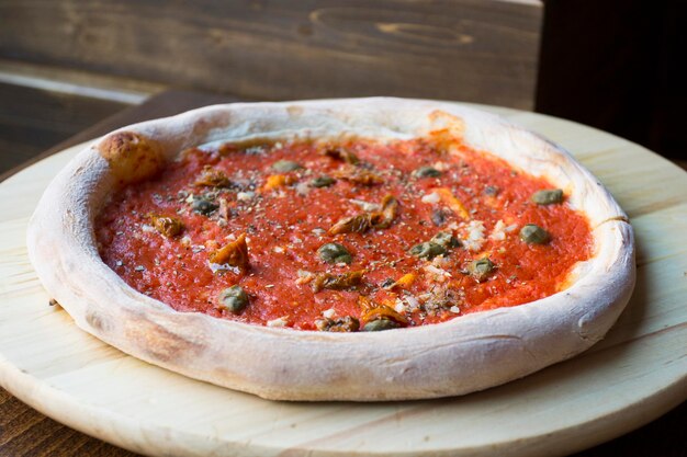 Foto pizza con verdure. pizza napoletana fatta con verdure al forno. ricetta vegetariana italiana.