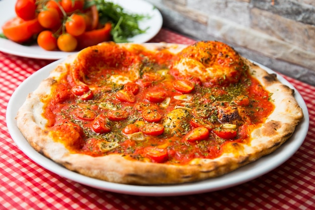 野菜たっぷりピザ。焼き野菜を使ったナポリピッツァ。イタリアのベジタリアンレシピ.