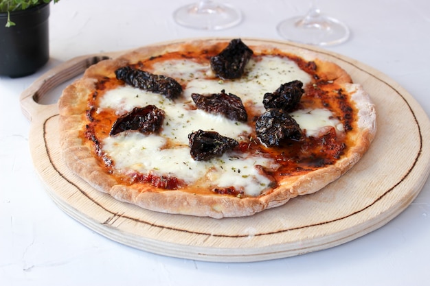 モッツァレラチーズ、ミニルッコラと木の板のピザ。