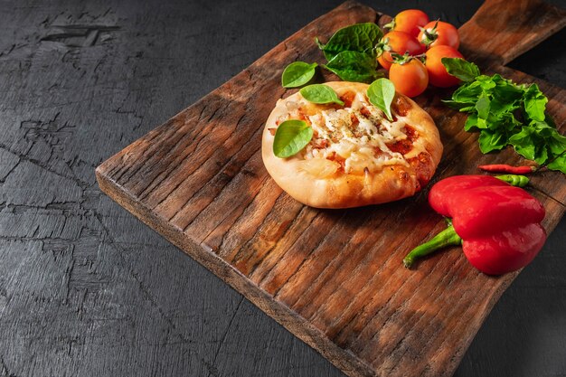 木製のピザボード上のピザ